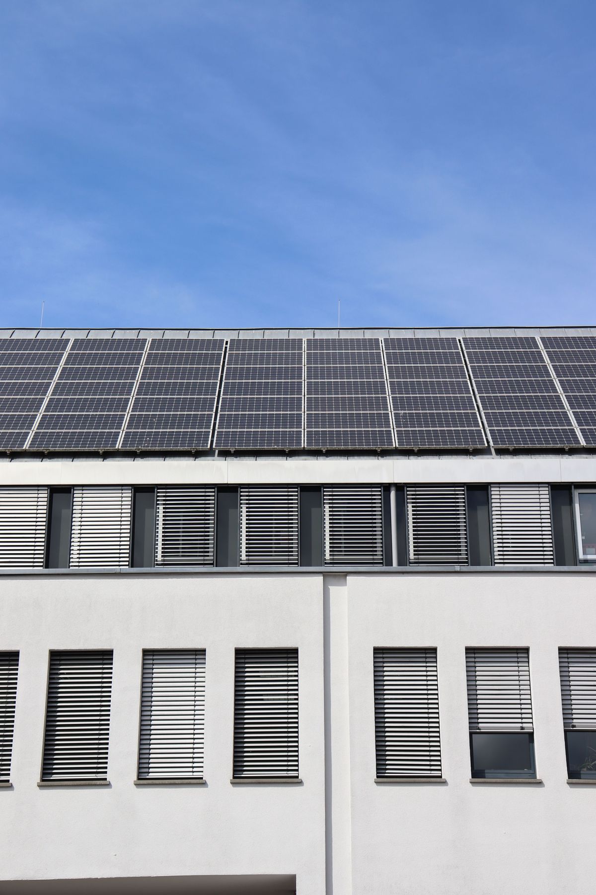 Bürogebäude mit Photovoltaik auf dem Dach