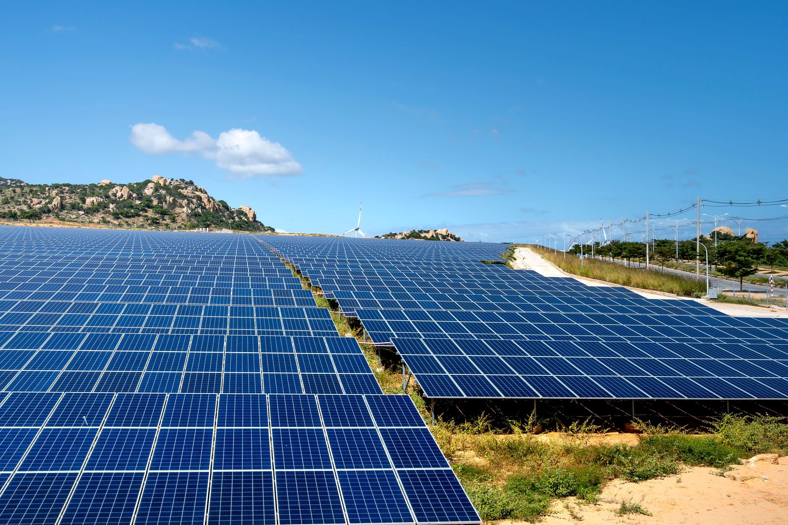 Freiflächen-Solarpark vor Hügellandschaft