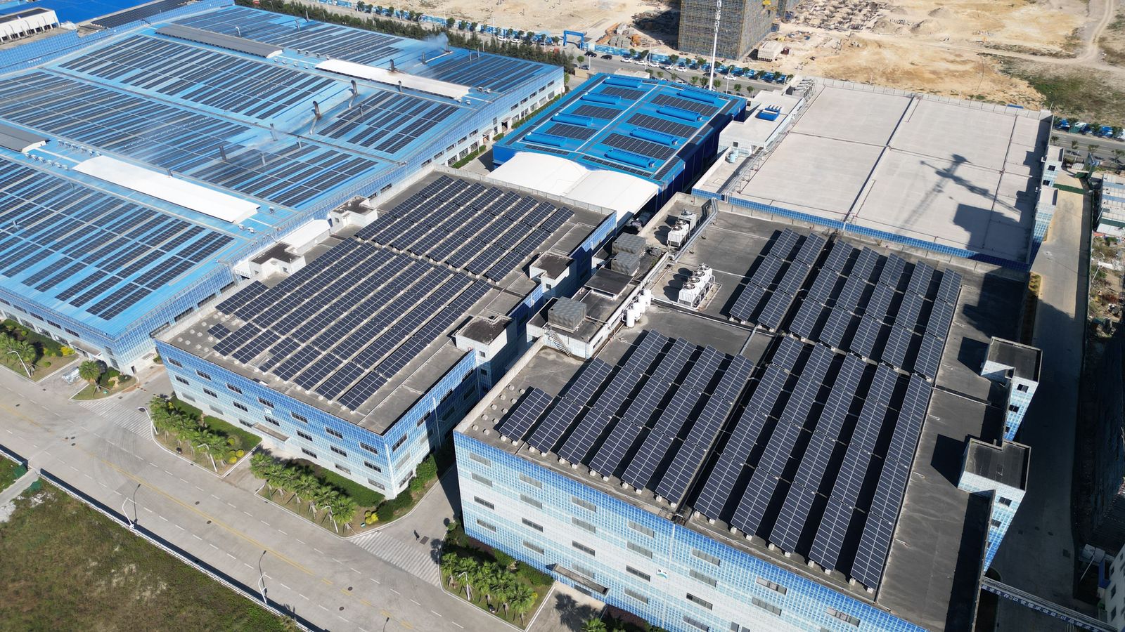 Photovoltaikanlage auf Industriedächern aus der Luft