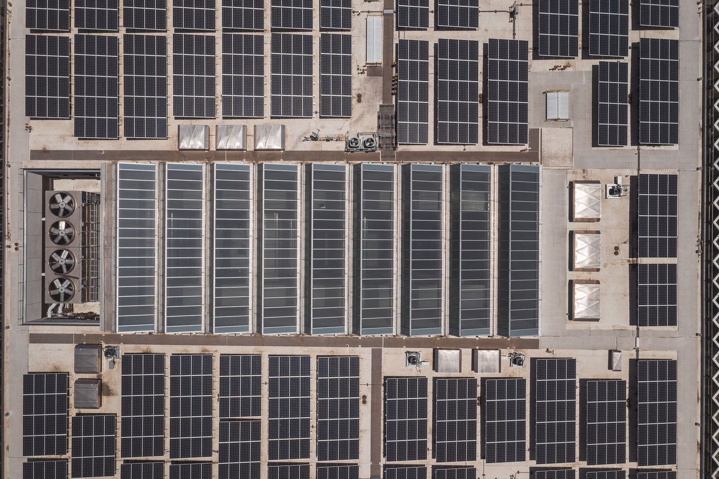 Flachdach-Photovoltaikanlage von oben